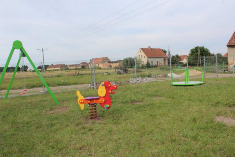 Nowe urządzenia na placach zabaw