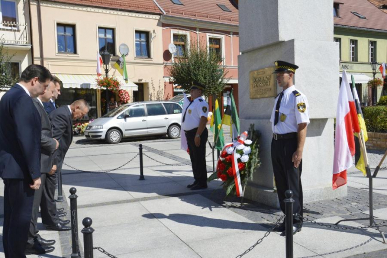 Złożenie kwiatów pod pomnikiem