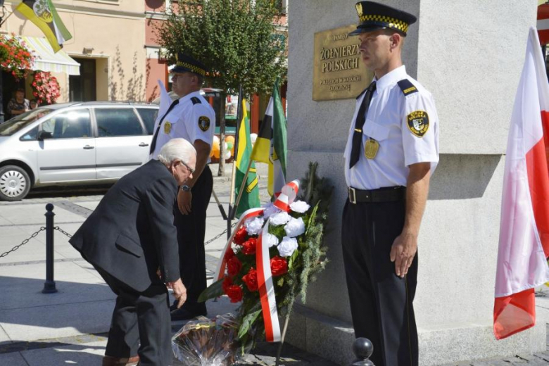 Złożenie kwiatów pod pomnikiem