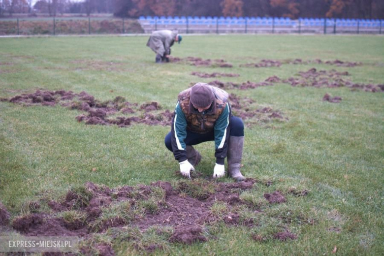 Mieszkańcy sami naprawiają boisko 