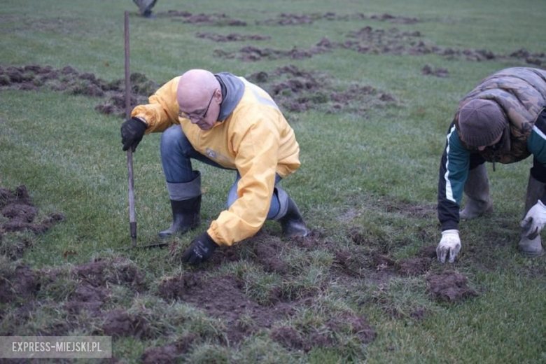 Mieszkańcy sami naprawiają boisko 