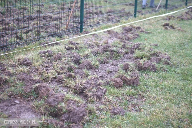 Mieszkańcy sami naprawiają boisko 