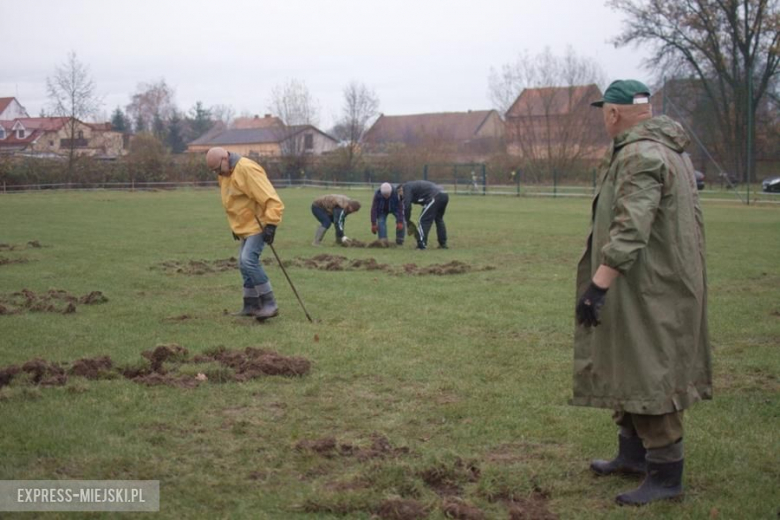 Mieszkańcy sami naprawiają boisko 