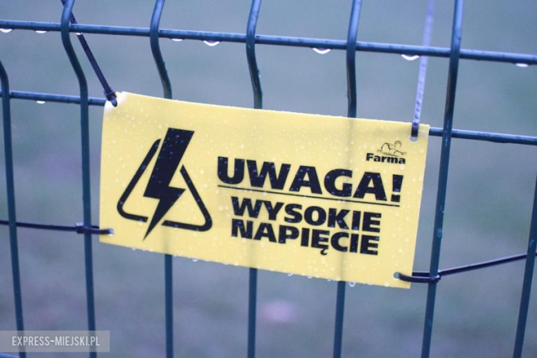 Mieszkańcy sami naprawiają boisko 