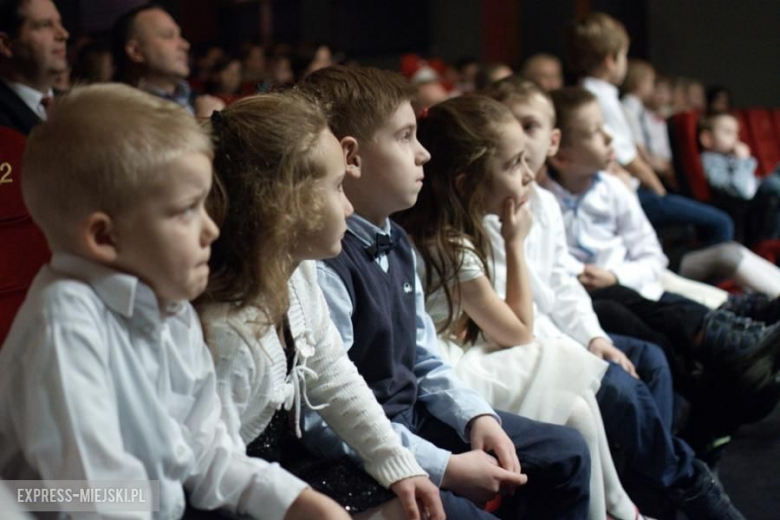 Występy młodych artystów na koncercie świątecznym