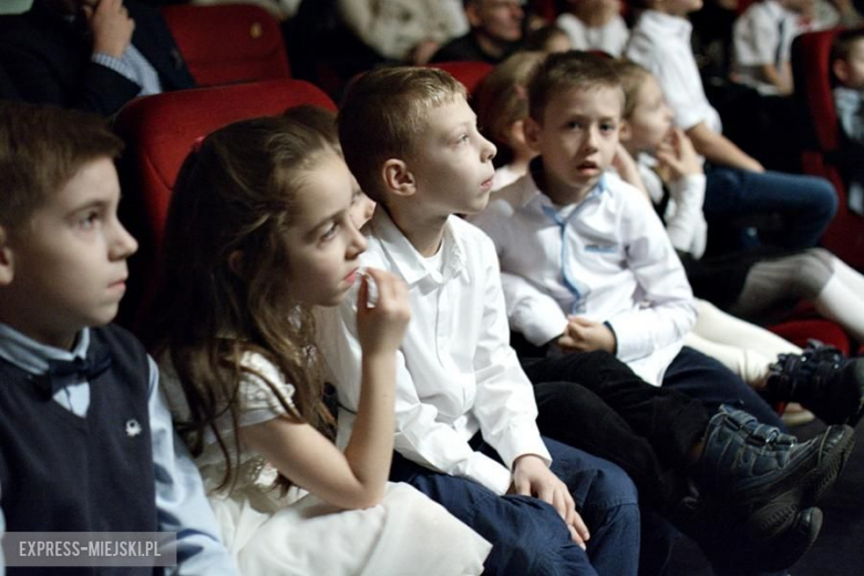 Występy młodych artystów na koncercie świątecznym