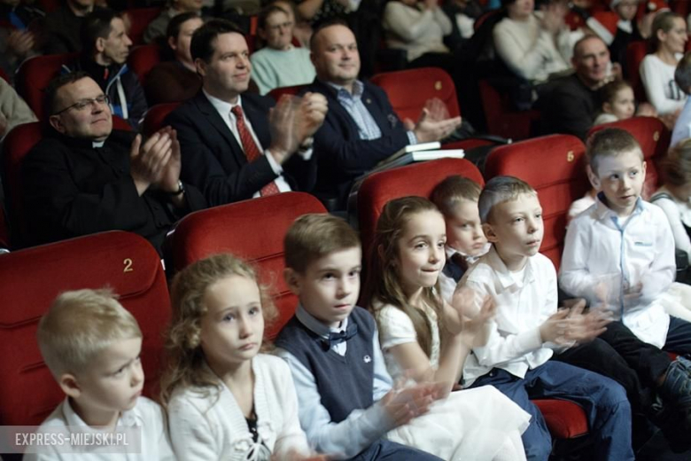 Występy młodych artystów na koncercie świątecznym