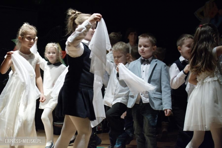 Występy młodych artystów na koncercie świątecznym