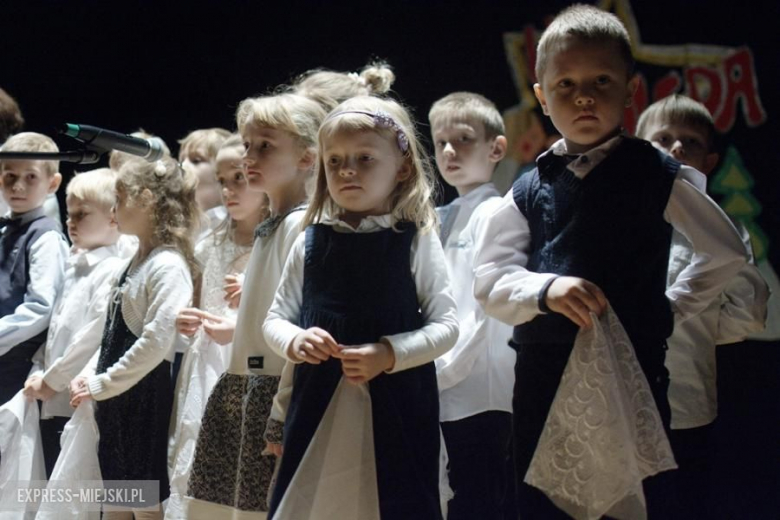 Występy młodych artystów na koncercie świątecznym