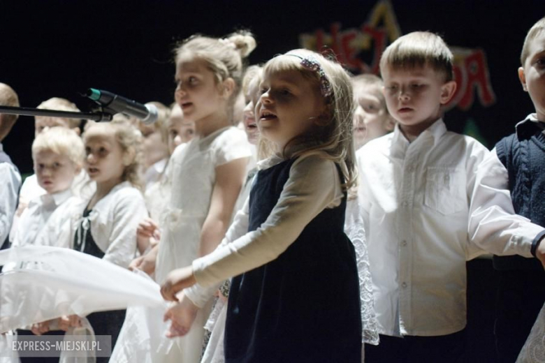 Występy młodych artystów na koncercie świątecznym