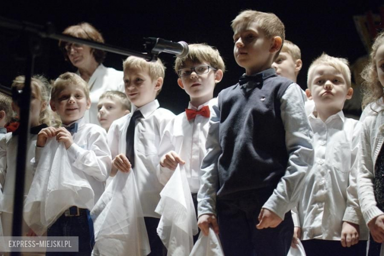 Występy młodych artystów na koncercie świątecznym