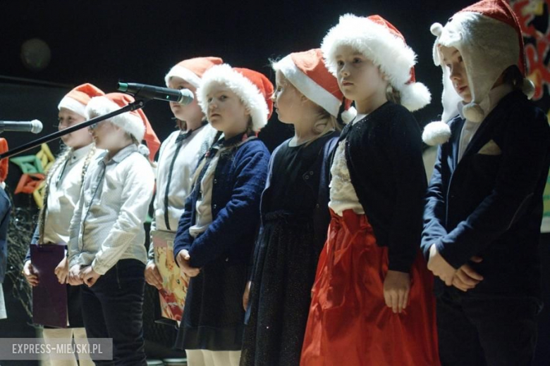 Występy młodych artystów na koncercie świątecznym