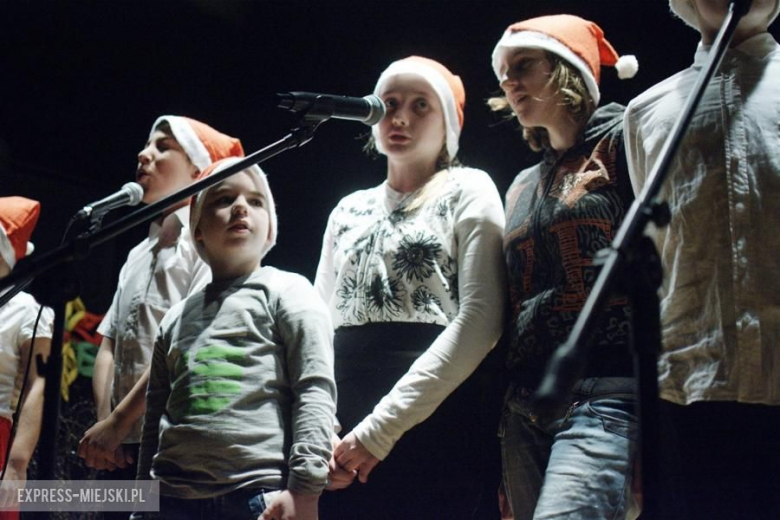 Występy młodych artystów na koncercie świątecznym