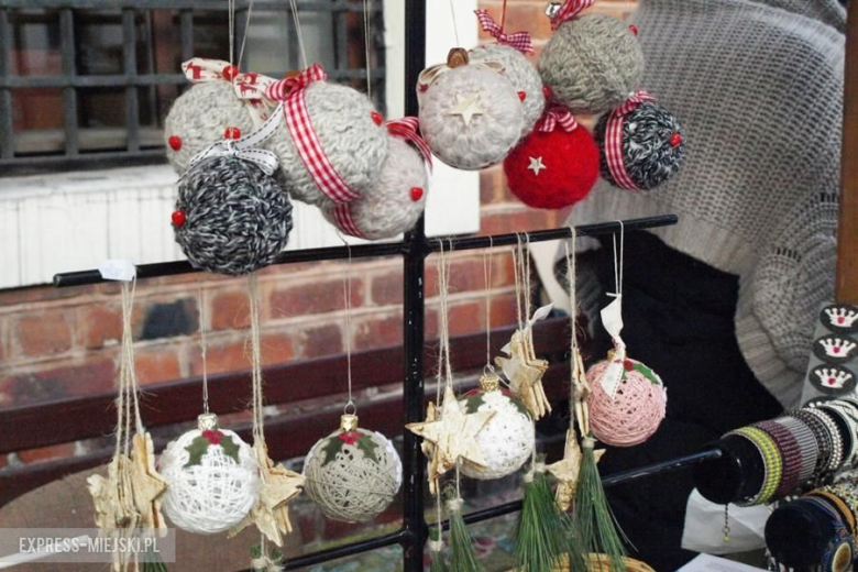 Bożonarodzeniowy kiermasz przed średzkim muzeum