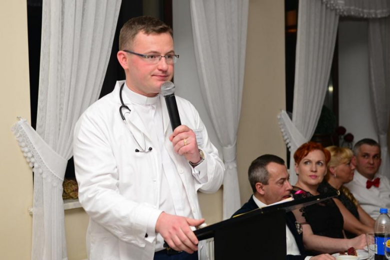 Ks. Bartłomiej Polański w tym roku prowadził licytację jako kardiolog