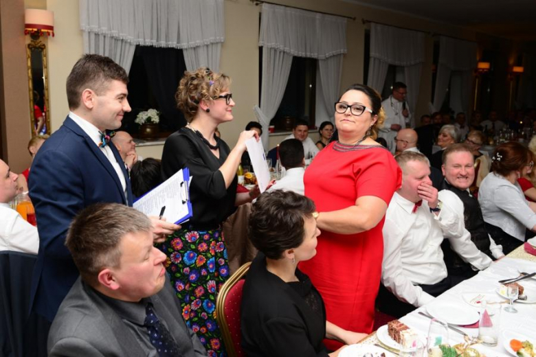 Szczęśliwi nabywcy z radością odbierali nagrody