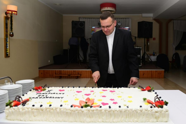 Ks. probosz Wiesław Pindel jako gospodarz pokroił specjalnie przygotowny na tę okazję tort