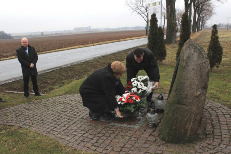 Złożenie kwiatów pod obeliskiem