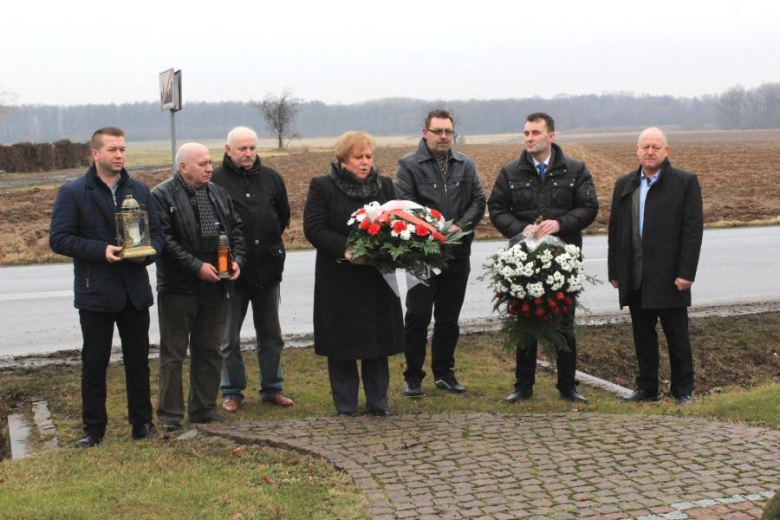 Złożenie kwiatów pod obeliskiem