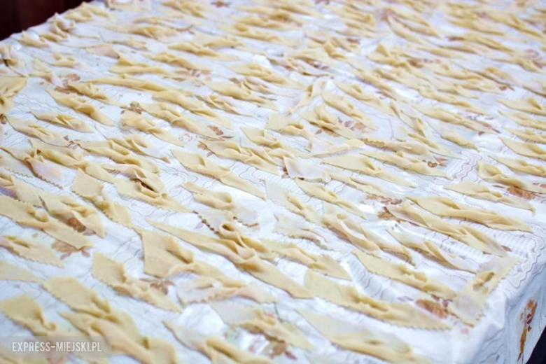 Pączki przygotowywały panie i najmłodsi mieszkańcy z Juszczyna