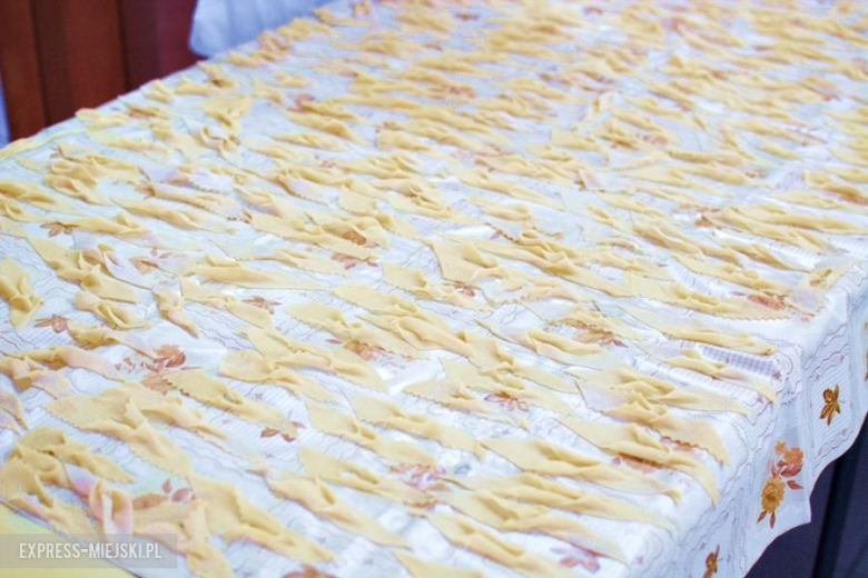 Pączki przygotowywały panie i najmłodsi mieszkańcy z Juszczyna