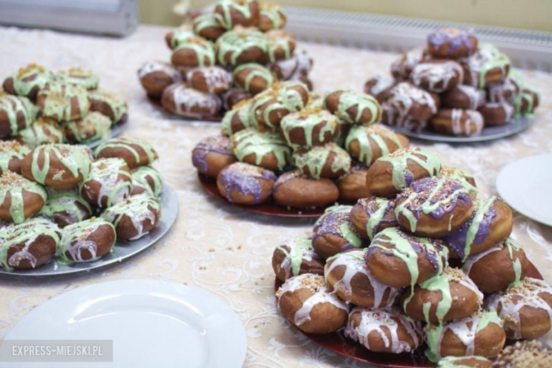 Pączki przygotowywały panie i najmłodsi mieszkańcy z Juszczyna