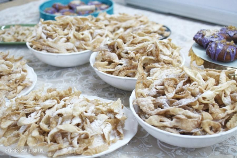 Pączki przygotowywały panie i najmłodsi mieszkańcy z Juszczyna