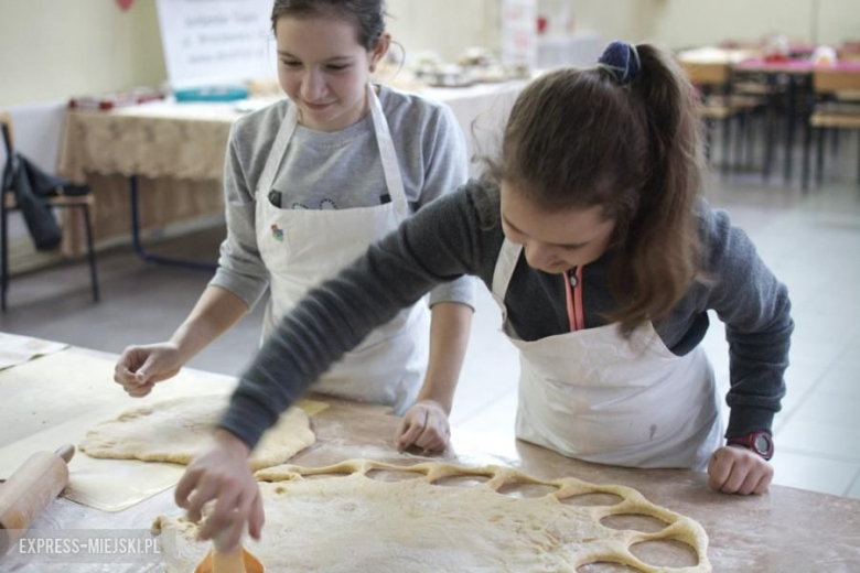 Pączki przygotowywały panie i najmłodsi mieszkańcy z Juszczyna