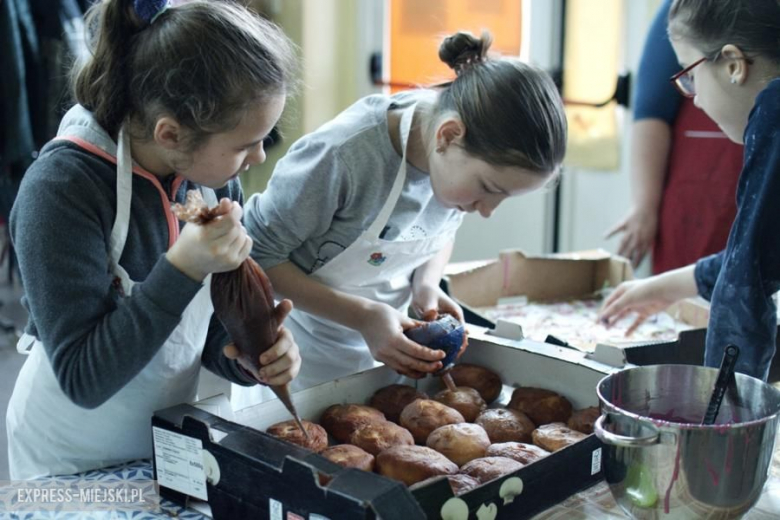 Pączki przygotowywały panie i najmłodsi mieszkańcy z Juszczyna