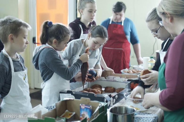 Pączki przygotowywały panie i najmłodsi mieszkańcy z Juszczyna