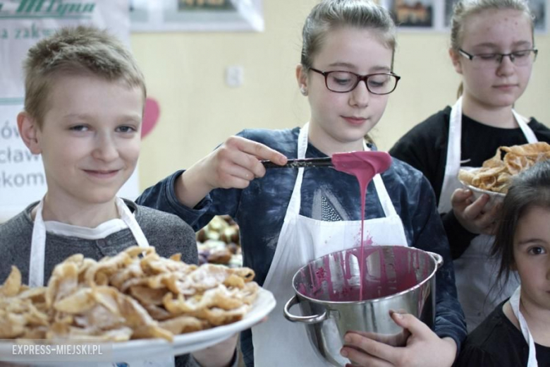 Pączki przygotowywały panie i najmłodsi mieszkańcy z Juszczyna