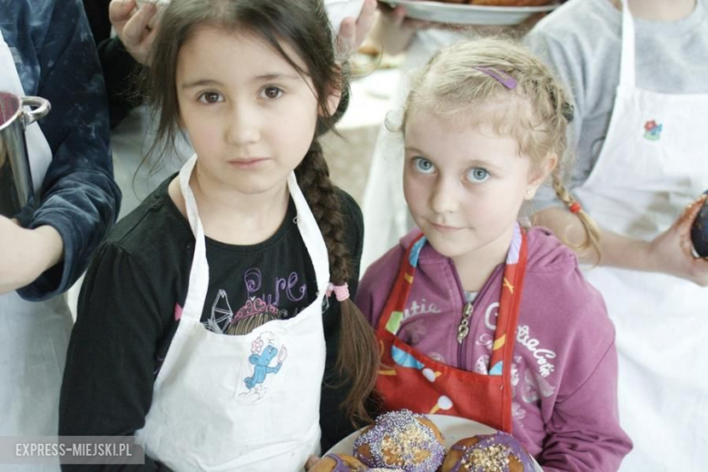 Pączki przygotowywały panie i najmłodsi mieszkańcy z Juszczyna