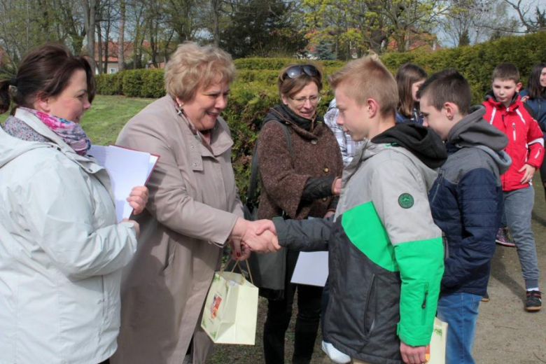 Uczniowie polowali na jajka w parku w Udaninie