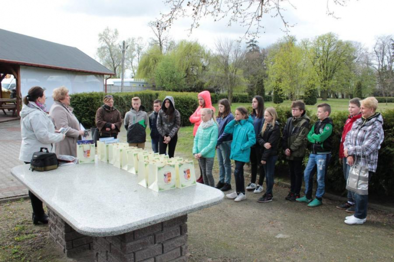 Uczniowie polowali na jajka w parku w Udaninie