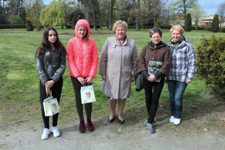 Uczniowie polowali na jajka w parku w Udaninie