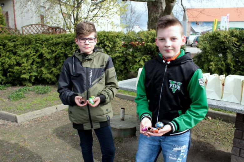 Uczniowie polowali na jajka w parku w Udaninie