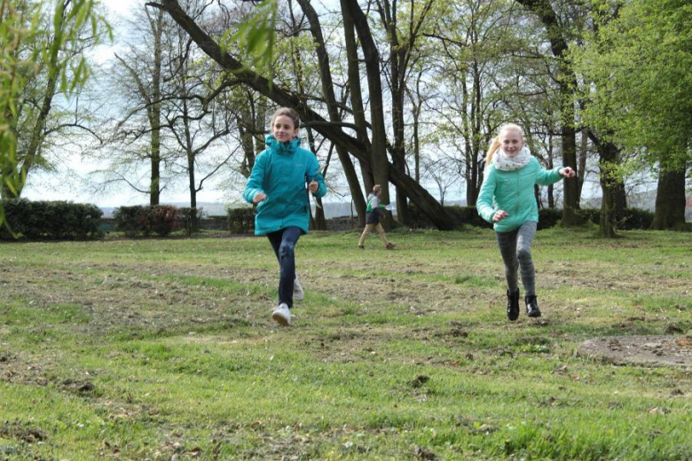Uczniowie polowali na jajka w parku w Udaninie