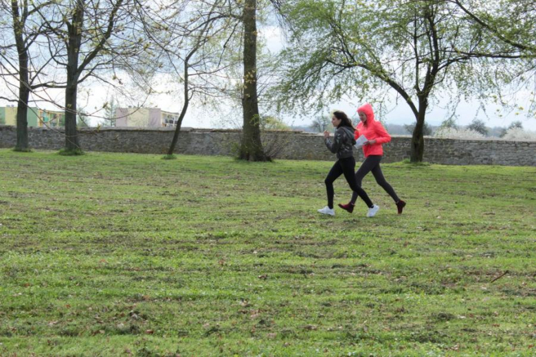 Uczniowie polowali na jajka w parku w Udaninie