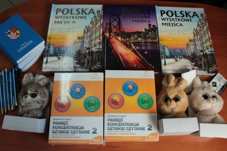 Uczniowie polowali na jajka w parku w Udaninie