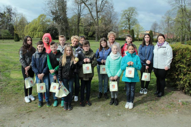 Uczniowie polowali na jajka w parku w Udaninie