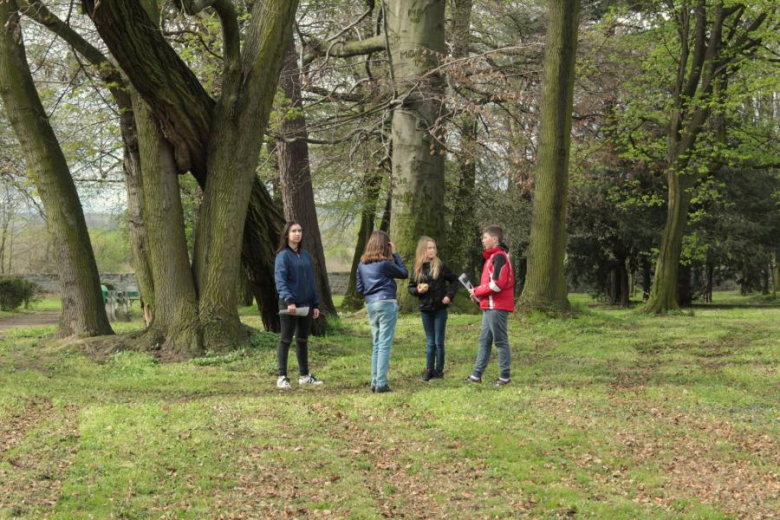 Uczniowie polowali na jajka w parku w Udaninie