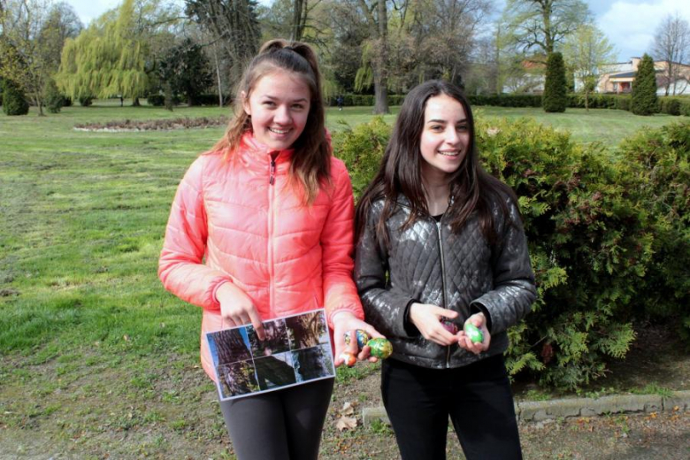 Uczniowie polowali na jajka w parku w Udaninie