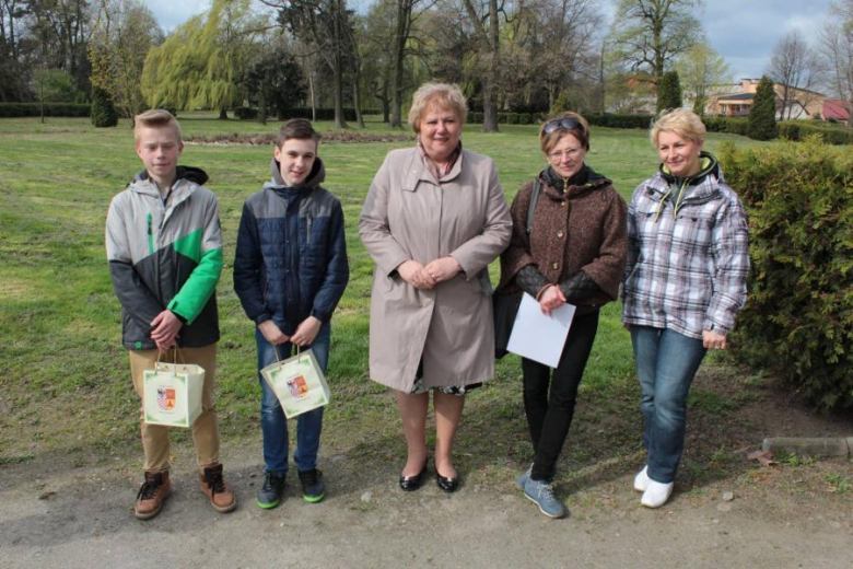 Uczniowie polowali na jajka w parku w Udaninie