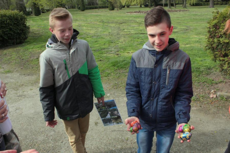 Uczniowie polowali na jajka w parku w Udaninie