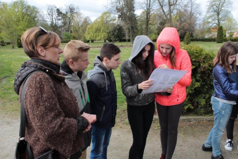 Uczniowie polowali na jajka w parku w Udaninie