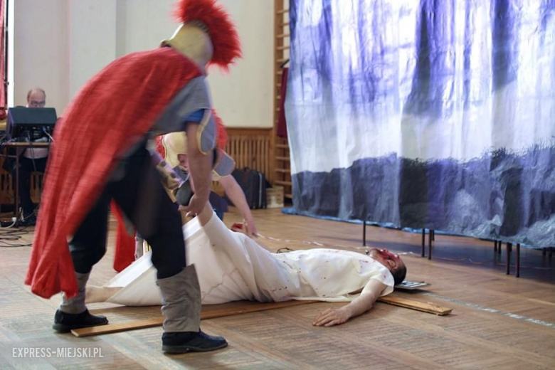 Męka Pańska w wykonaniu podopiecznych ŚDS