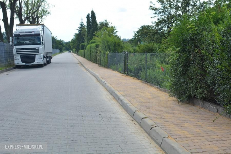 Chodnik na ulicy Spółdzielczej w Środzie Śląskiej