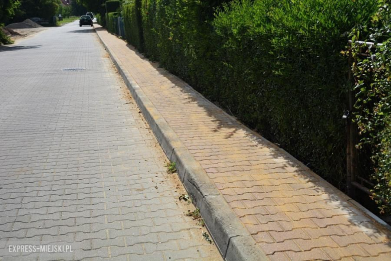 Chodnik na ulicy Spółdzielczej w Środzie Śląskiej