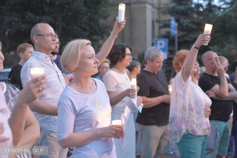 Protest przed budynkiem sądu w Środzie Śląskiej