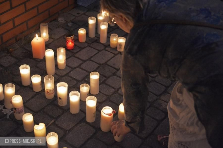 Protest przed budynkiem sądu w Środzie Śląskiej